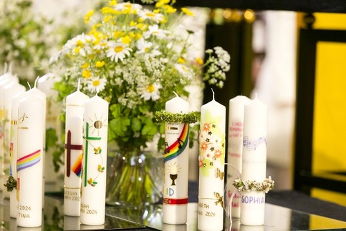 Frastanz am 5.5.2024 Erstkommunion mit Pfarrer Norman Buschauer / Mathis FotografieSchweizerstrasse 22A-6845 Hohenemsmathis@fotovideo.atUID NR.: ATU 699 20179IBAN: AT93374610000084400BIC, Dietmar Mathis Frastanz am 5.5.2024 Erstkommunion mit Pfarrer Norman Buschauer